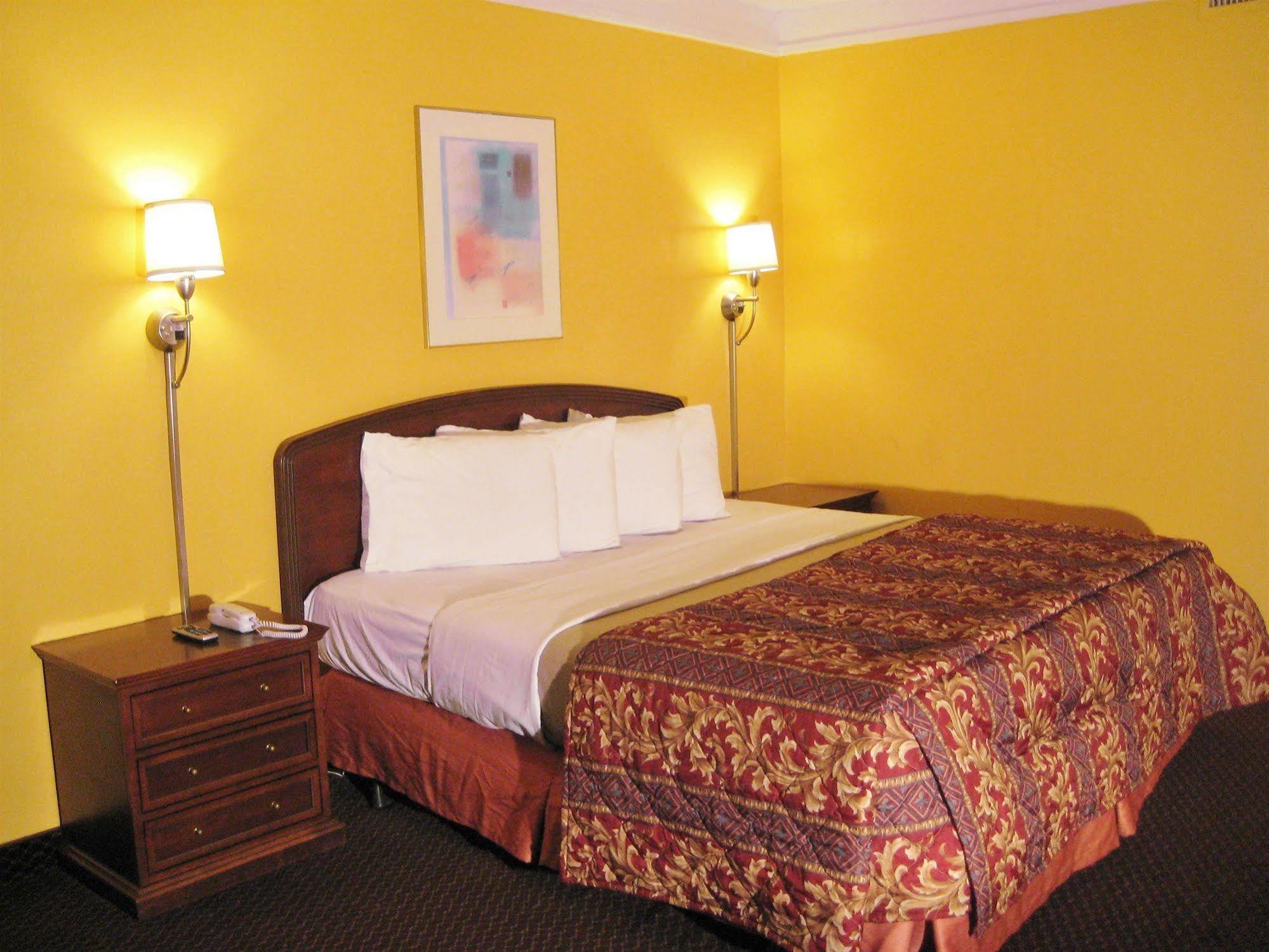 Charlotte Express Inn Екстериор снимка