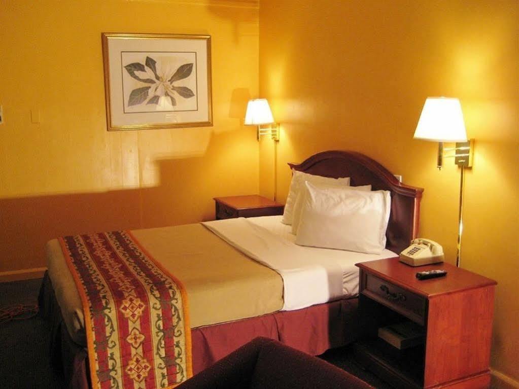 Charlotte Express Inn Екстериор снимка