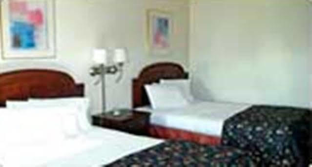 Charlotte Express Inn Екстериор снимка