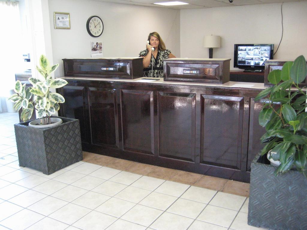 Charlotte Express Inn Екстериор снимка