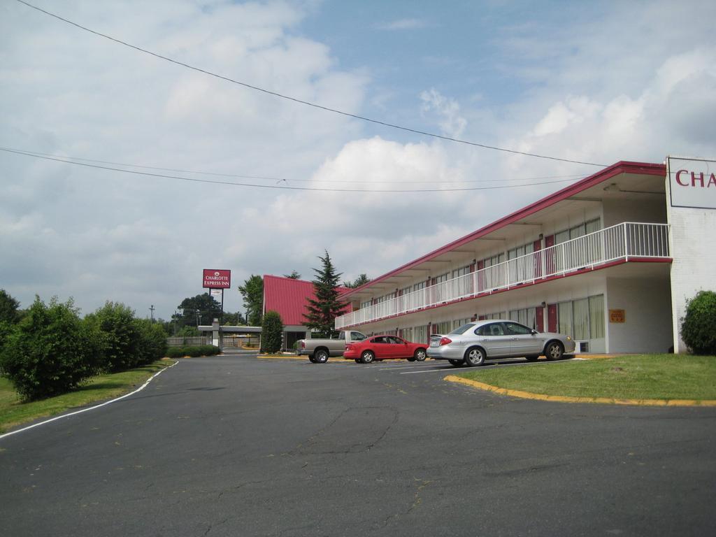Charlotte Express Inn Екстериор снимка